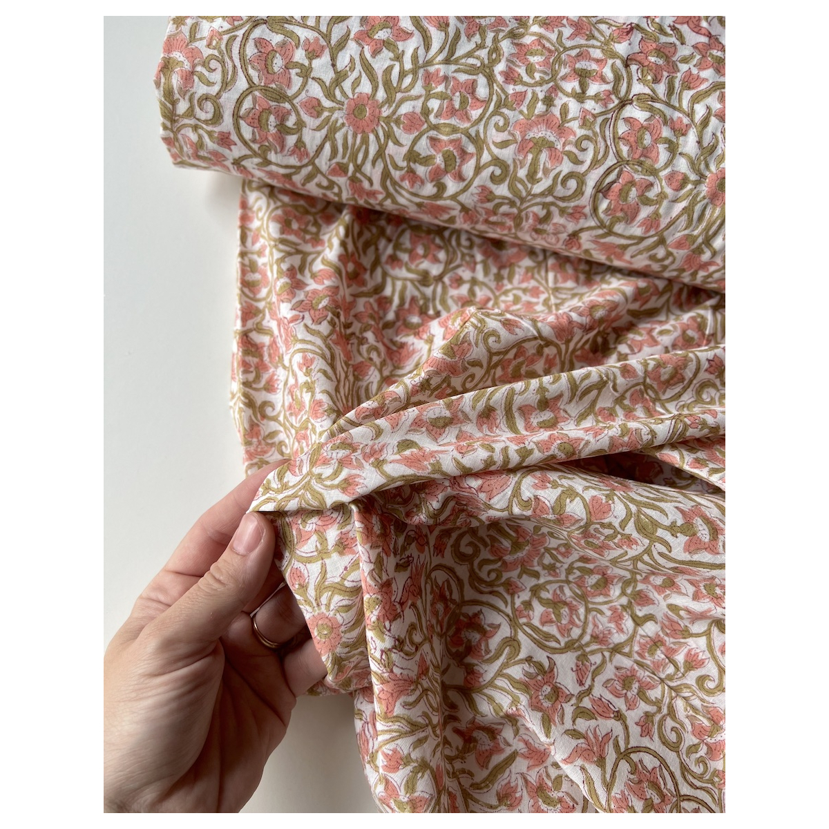 Nandini - Tissu indien coton hand block floral rose et vert fond crème