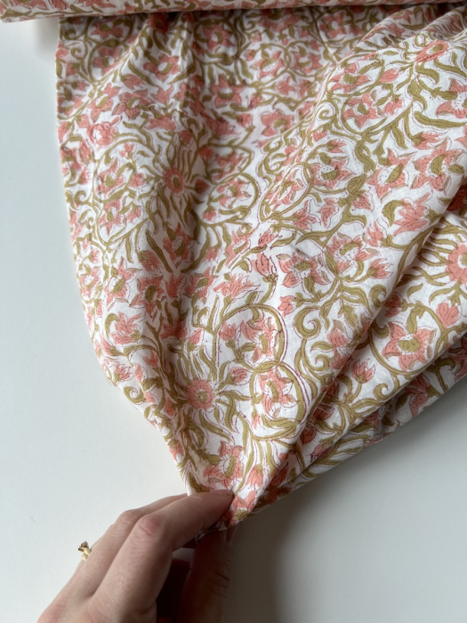 Nandini - Tissu indien coton hand block floral rose et vert fond crème