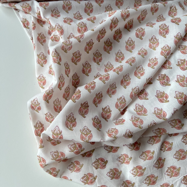 Tissu indien Nandini B coton hand block petites fleurs rose vert fond crème