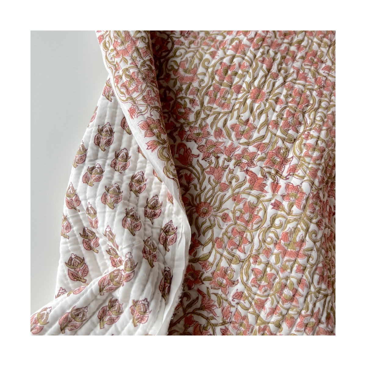 Tissu indien matelassé double face Nandini rose vert fond crème