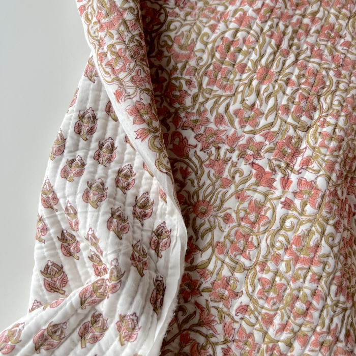 Tissu indien matelassé double face Nandini rose vert fond crème
