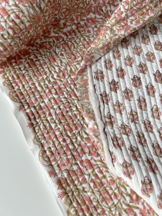 Nandini - Tissu indien matelassé double face hand block rose et vert fond crème