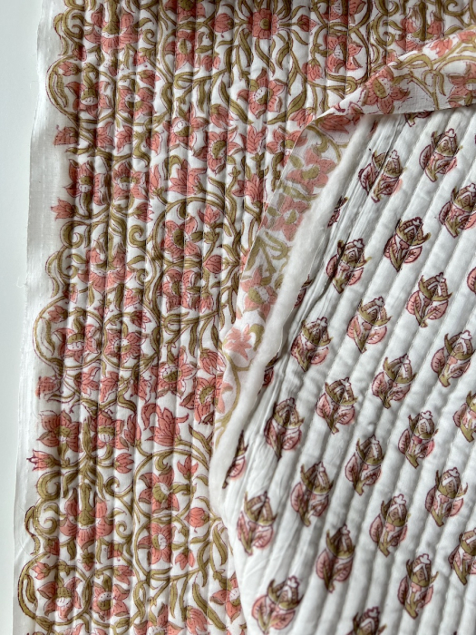 Nandini - Tissu indien matelassé double face hand block rose et vert fond crème