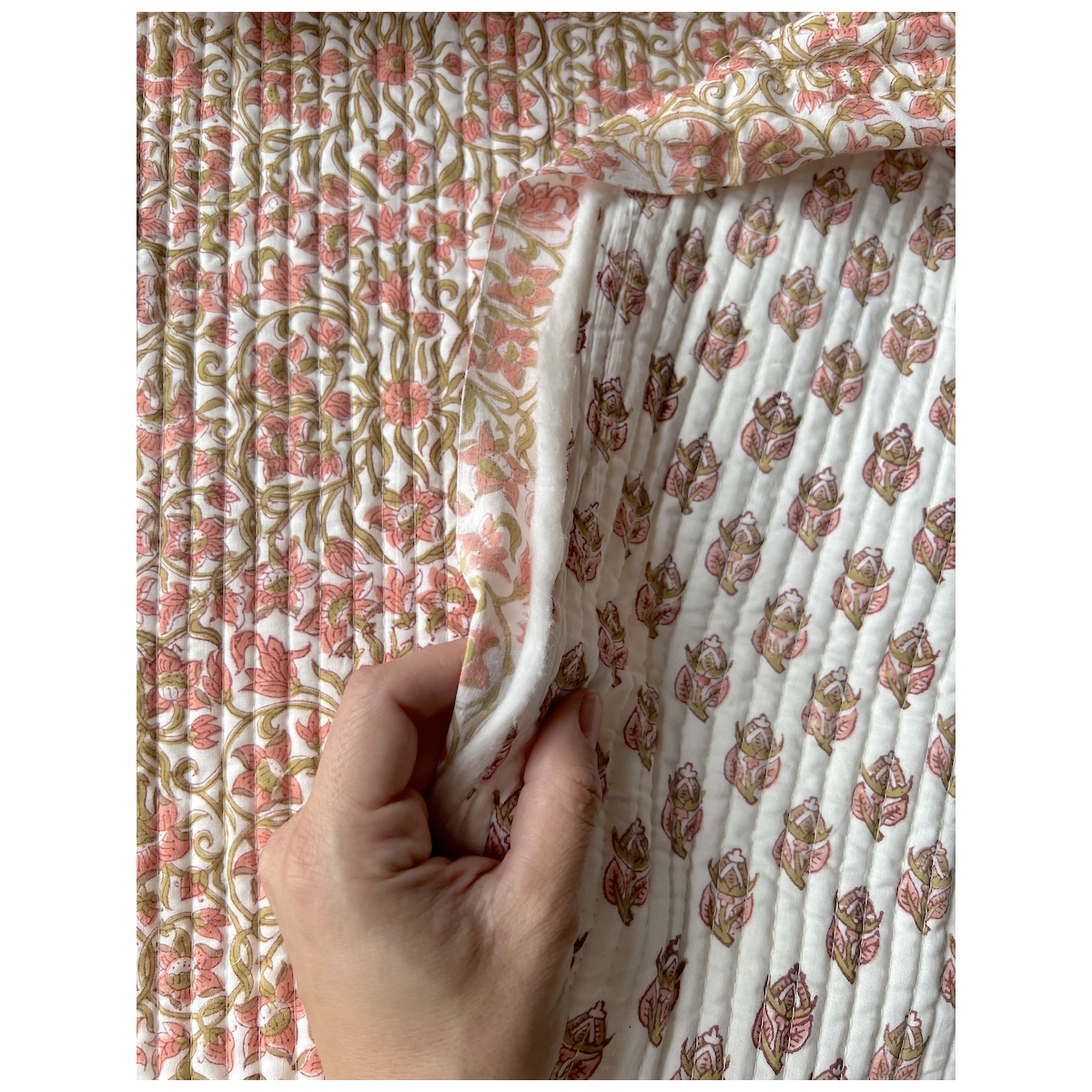 Nandini - Tissu indien matelassé double face hand block rose et vert fond crème