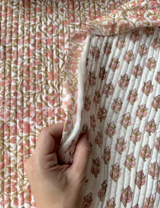 Nandini - Tissu indien matelassé double face hand block rose et vert fond crème