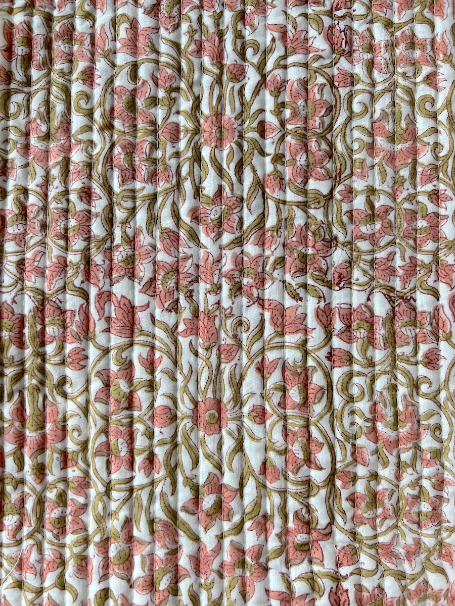Nandini - Tissu indien matelassé double face hand block rose et vert fond crème