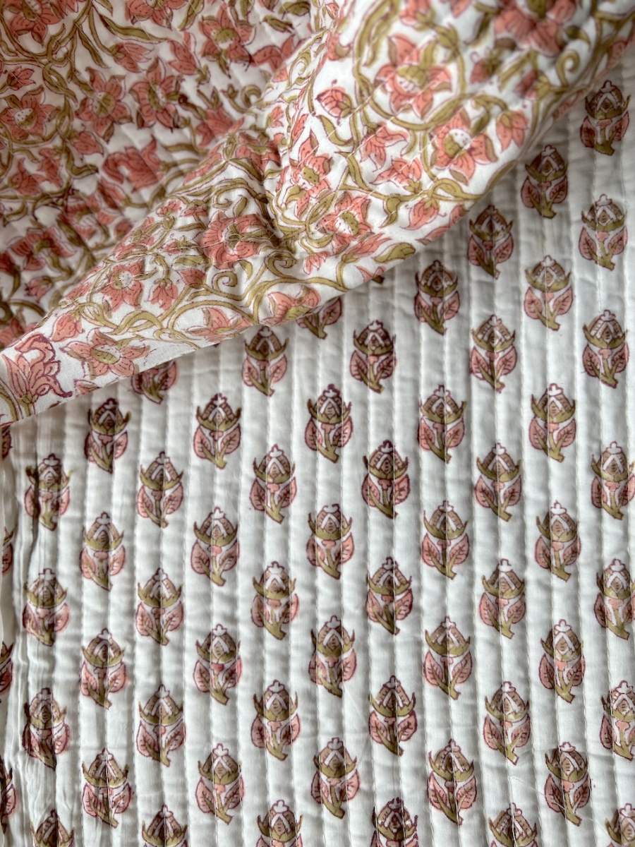 Nandini - Tissu indien matelassé double face hand block rose et vert fond crème