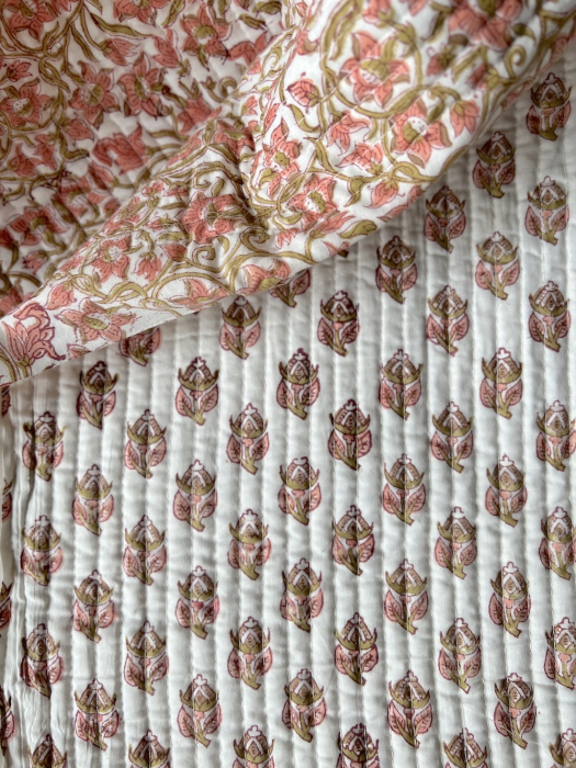 Nandini - Tissu indien matelassé double face hand block rose et vert fond crème