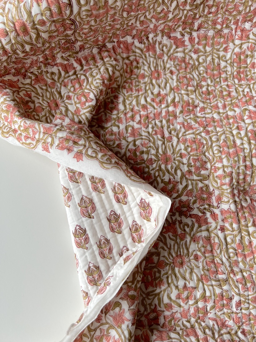 Nandini - Tissu indien matelassé double face hand block rose et vert fond crème