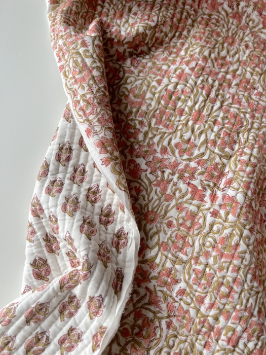 Nandini - Tissu indien matelassé double face hand block rose et vert fond crème