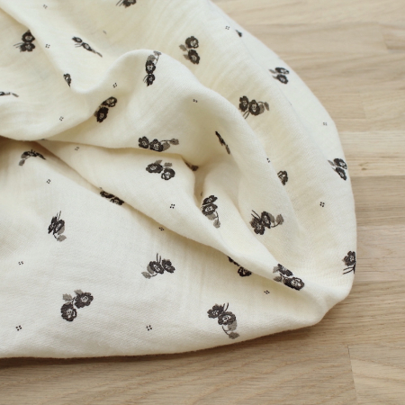 Hana - Double gaze de coton BIO écru motif exclusif Ebène Hana - Double gaze de coton BIO écru motif exclusif Ebène