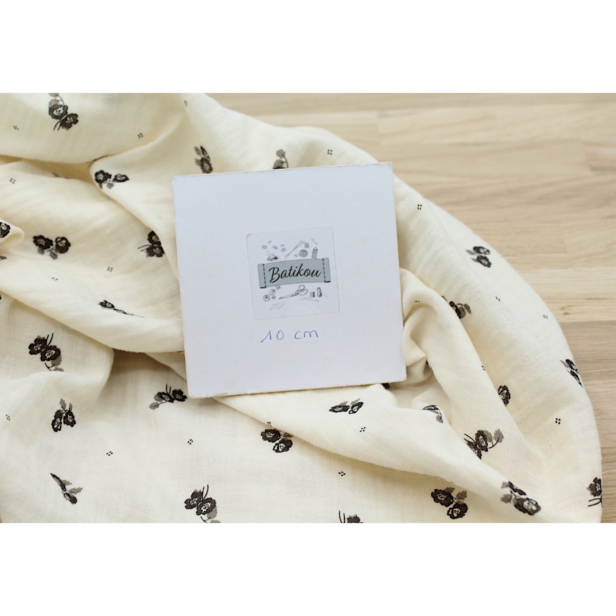 Hana - Double gaze de coton BIO écru motif exclusif Ebène Hana - Double gaze de coton BIO écru motif exclusif Ebène