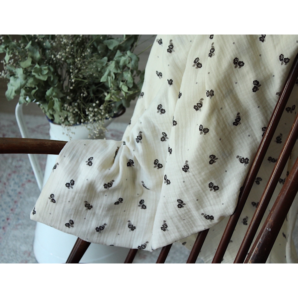 Hana - Double gaze de coton BIO écru motif exclusif Ebène Hana - Double gaze de coton BIO écru motif exclusif Ebène