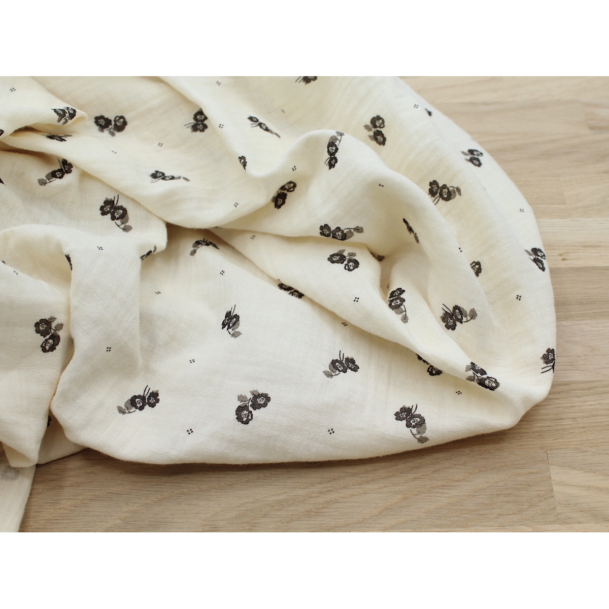Hana - Double gaze de coton BIO écru motif exclusif Ebène Hana - Double gaze de coton BIO écru motif exclusif Ebène