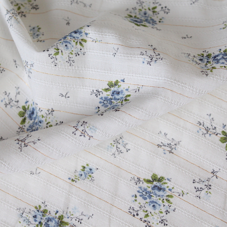 Romance - Tissu coton texturé / jacquard fleuri bleu et lurex Romance - Tissu coton texturé / jacquard fleuri bleu et lurex