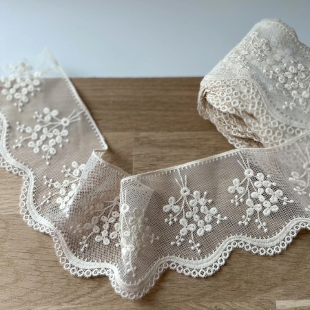 Galon tulle souple crème broderie coton brodé 80mm x 1m Galon tulle souple crème broderie coton brodé 80mm x 1m