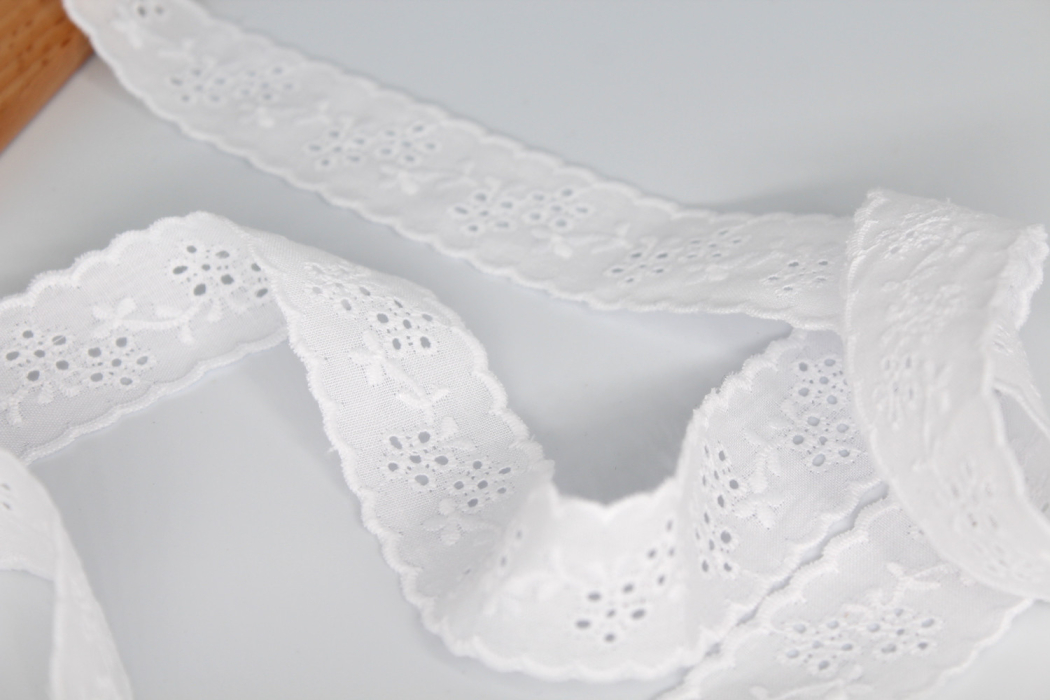 Galon entredeux broderies fleurs 25mm x 1m