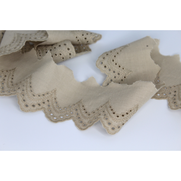 Galon coton broderie anglaise grège brodé 50mm x 1m Galon coton broderie anglaise grège brodé 50mm x 1m