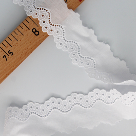 Galon coton broderie anglaise brodé 40mm x 1m Galon coton broderie anglaise brodé 40mm x 1m