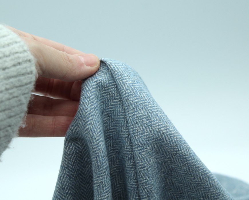 Tissu chevrons texturé coton / laine coloris bleu porcelaine Batikou - 4