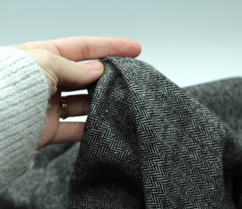 Tissu chevrons texturé coton / laine coloris noir Batikou - 2