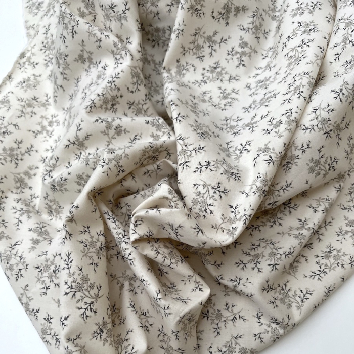 Meriem - Popeline de coton douce exclusif imprimé beige fond écru Tissus issus de l'agriculture biologique  - 1