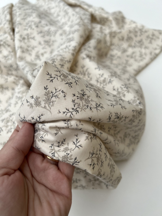 Meriem - Popeline de coton douce exclusif imprimé beige fond écru Tissus issus de l'agriculture biologique  - 2