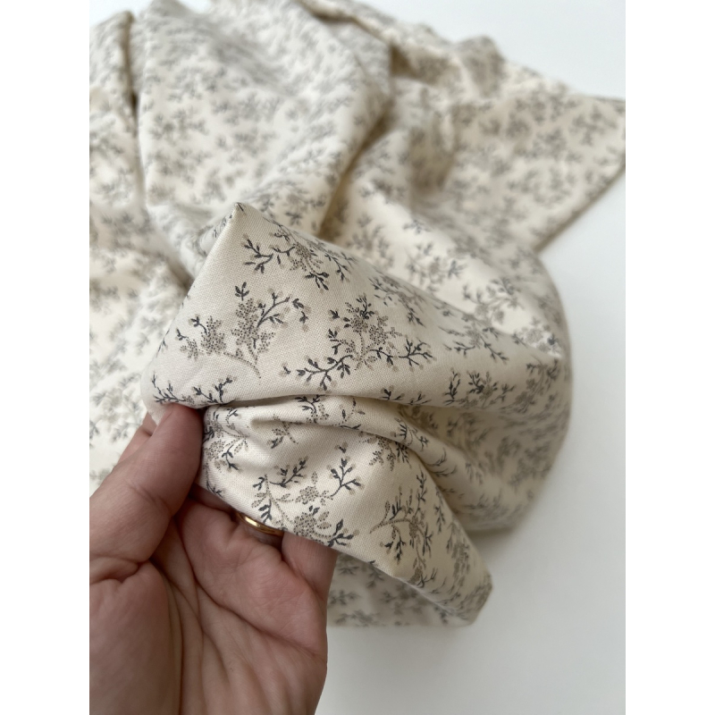 Meriem - Popeline de coton douce exclusif imprimé beige fond écru Tissus issus de l'agriculture biologique  - 2