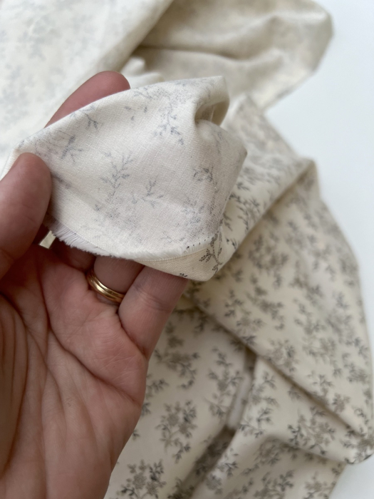 Meriem - Popeline de coton douce exclusif imprimé beige fond écru Tissus issus de l'agriculture biologique  - 7