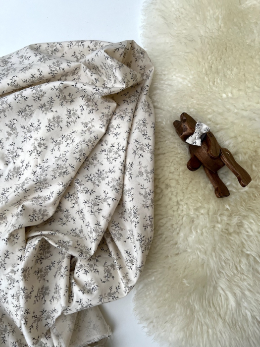 Meriem - Popeline de coton douce exclusif imprimé beige fond écru Tissus issus de l'agriculture biologique  - 8