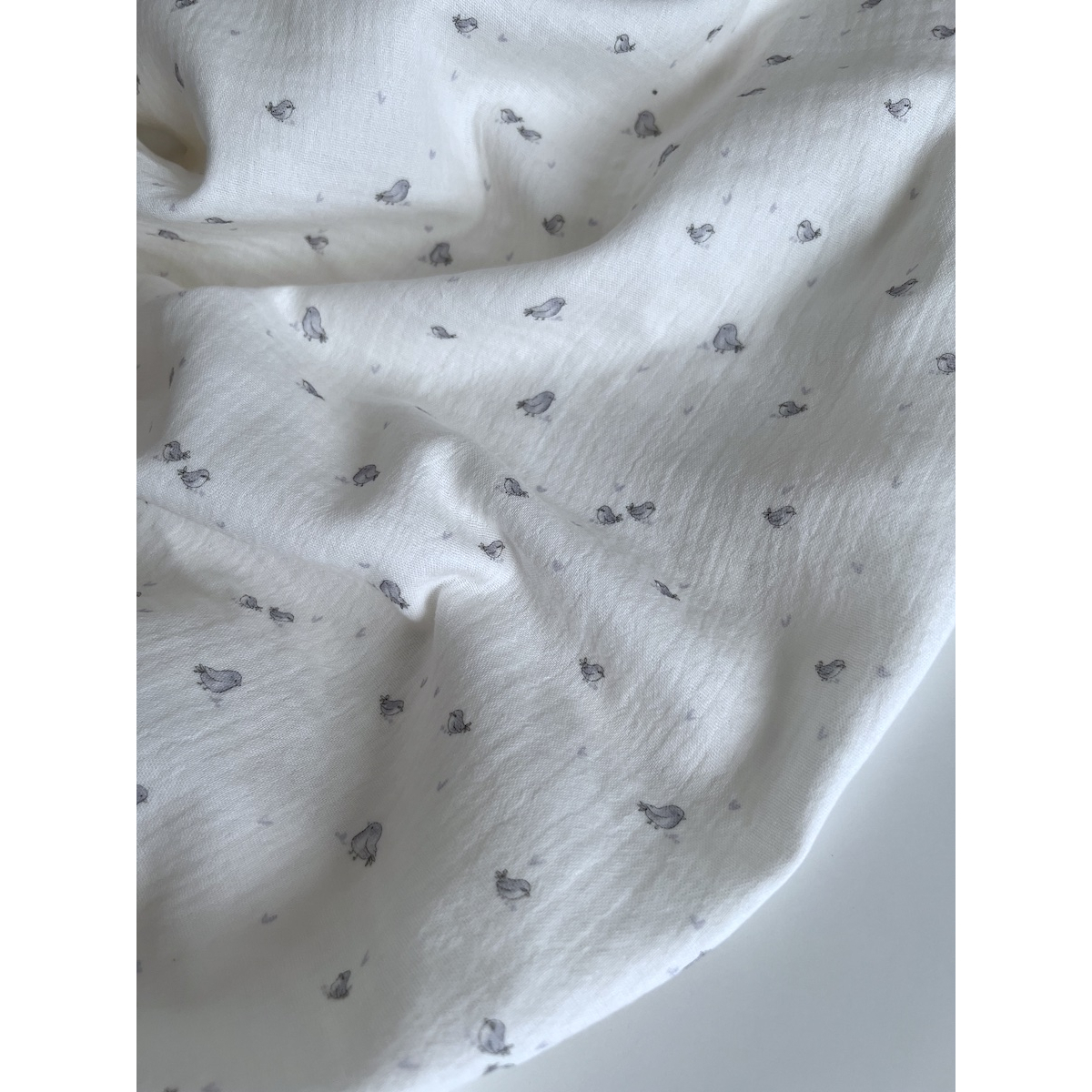 Charly - Double gaze de coton blanc lait motif petits oiseaux gris Tissus issus de l'agriculture biologique  - 3