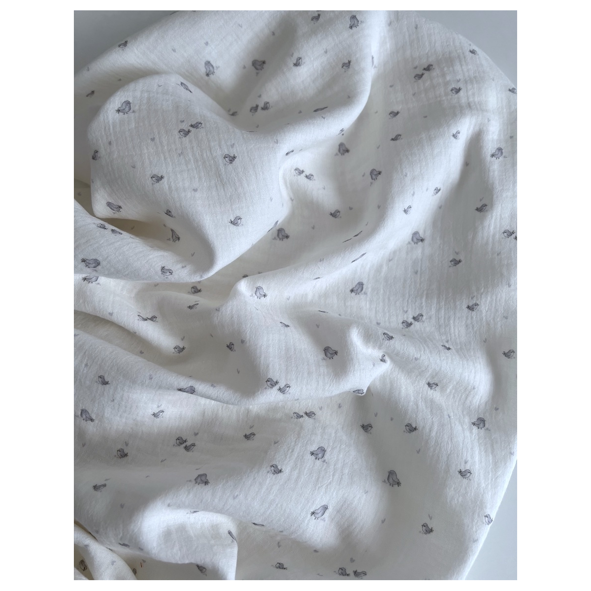 Charly - Double gaze de coton blanc lait motif petits oiseaux gris Tissus issus de l'agriculture biologique  - 5