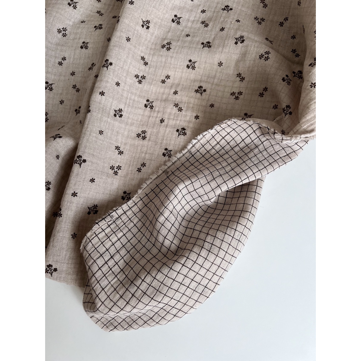 Max - Double gaze de coton double face coloris beige chiné Tissus issus de l'agriculture biologique  - 7 Max - Double gaze de coton double face coloris beige chiné Tissus issus de l'agriculture biologique  - 7