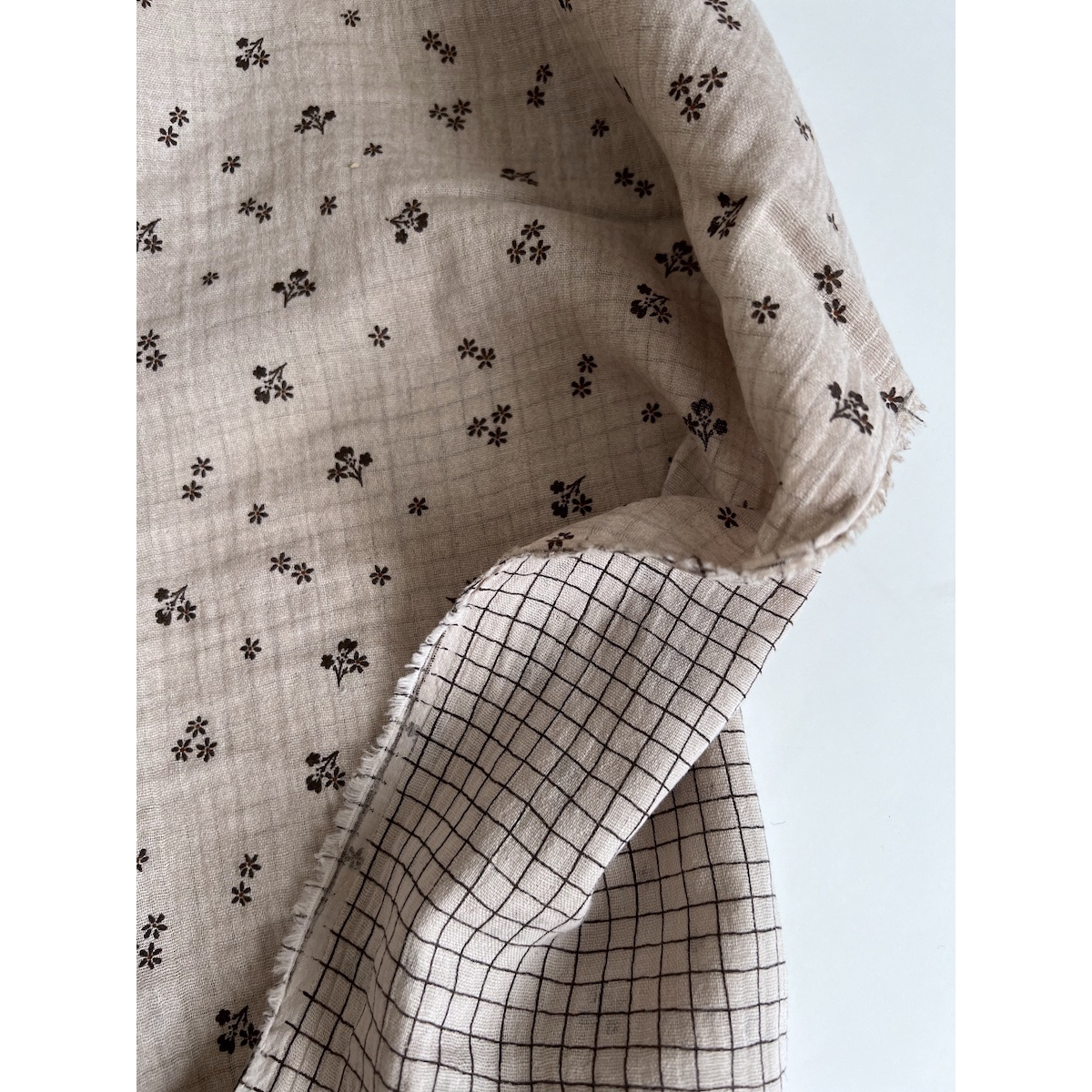 Max - Double gaze de coton double face coloris beige chiné Tissus issus de l'agriculture biologique  - 8 Max - Double gaze de coton double face coloris beige chiné Tissus issus de l'agriculture biologique  - 8