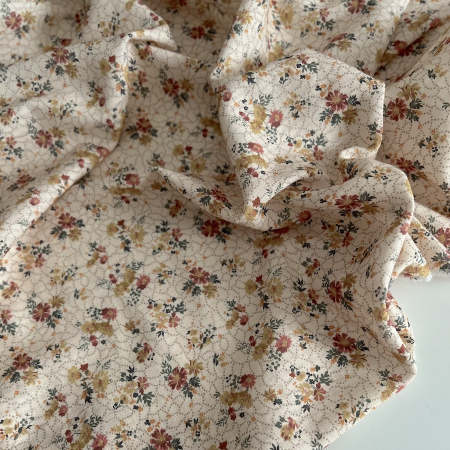 Judith - Seersucker / Coton gaufré doux fond écru motif fleuri Batikou - 1 Judith - Seersucker / Coton gaufré doux fond écru motif fleuri Batikou - 1