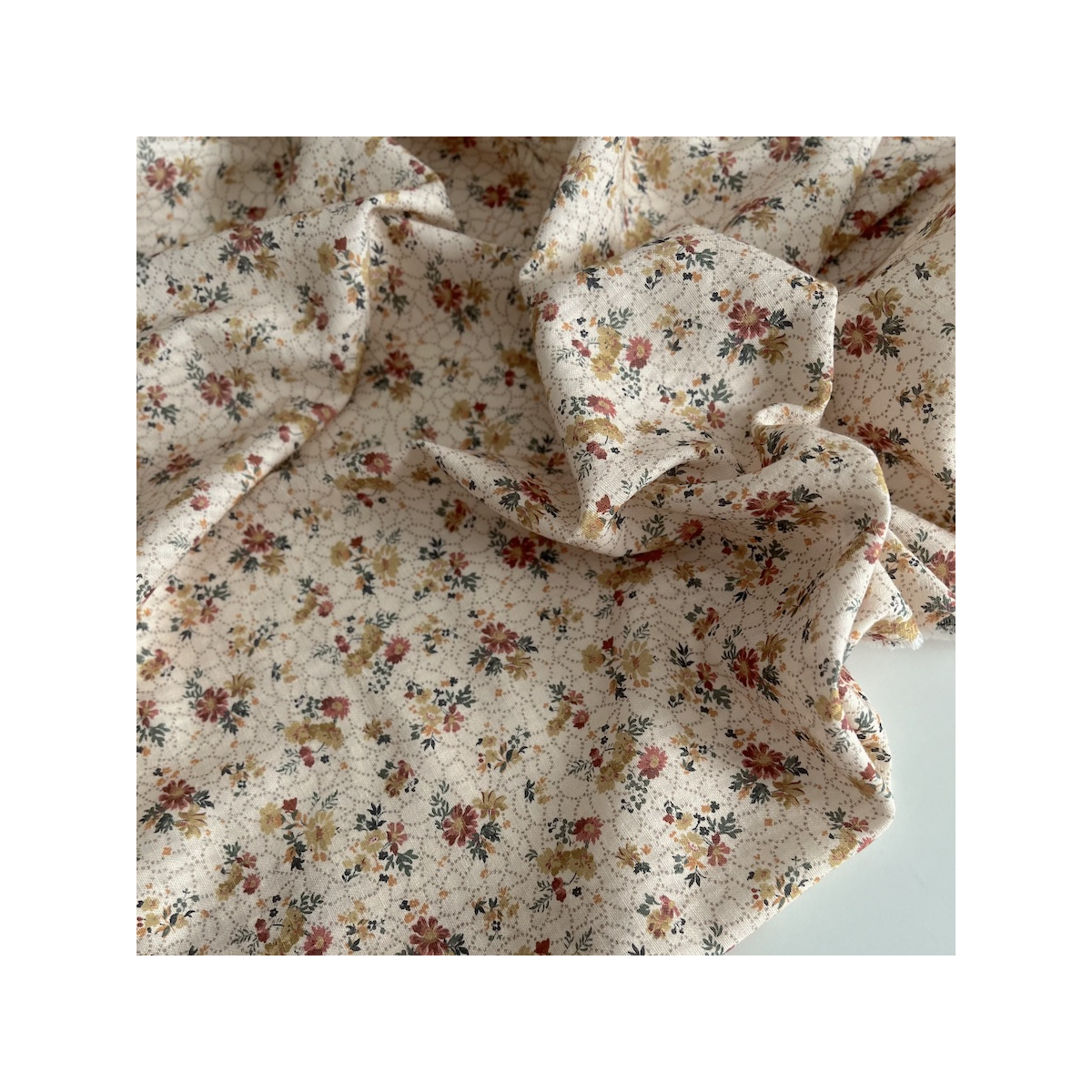 Judith - Seersucker / Coton gaufré doux fond écru motif fleuri Batikou - 1 Judith - Seersucker / Coton gaufré doux fond écru motif fleuri Batikou - 1