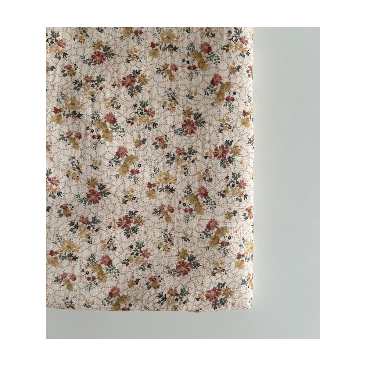 Judith - Seersucker / Coton gaufré doux fond écru motif fleuri Batikou - 5 Judith - Seersucker / Coton gaufré doux fond écru motif fleuri Batikou - 5