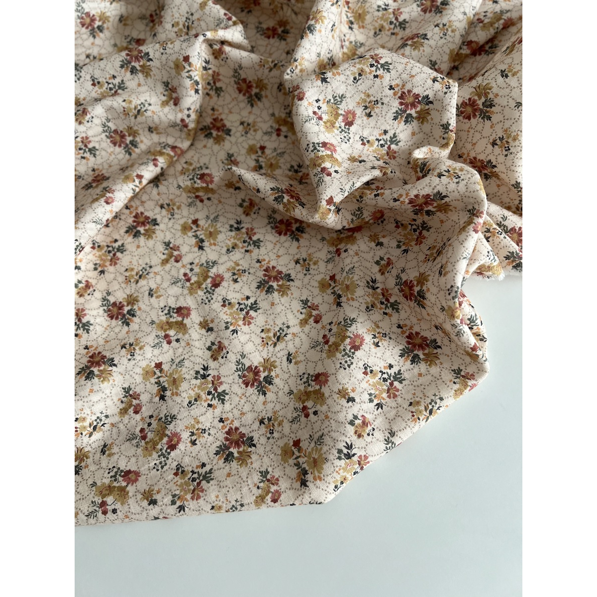 Judith - Seersucker / Coton gaufré doux fond écru motif fleuri Batikou - 6 Judith - Seersucker / Coton gaufré doux fond écru motif fleuri Batikou - 6