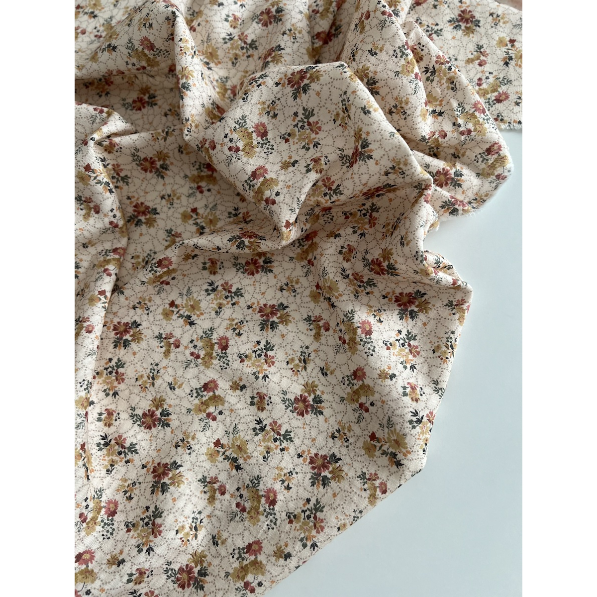 Judith - Seersucker / Coton gaufré doux fond écru motif fleuri Batikou - 9 Judith - Seersucker / Coton gaufré doux fond écru motif fleuri Batikou - 9