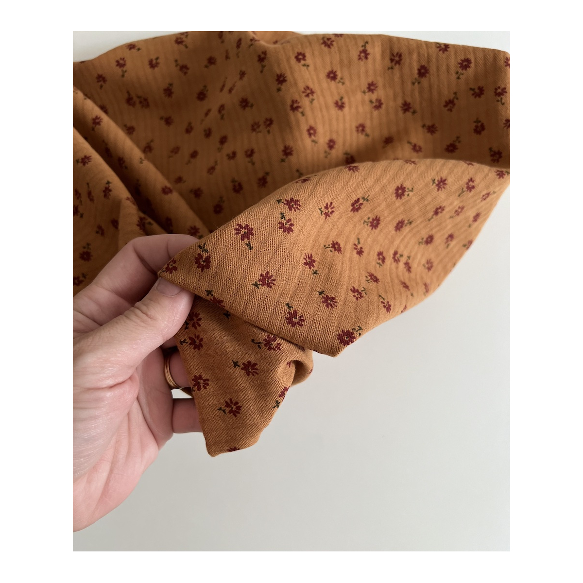 Erika - Seersucker / Coton gaufré doux fond écureuil motif fleuri Batikou - 6