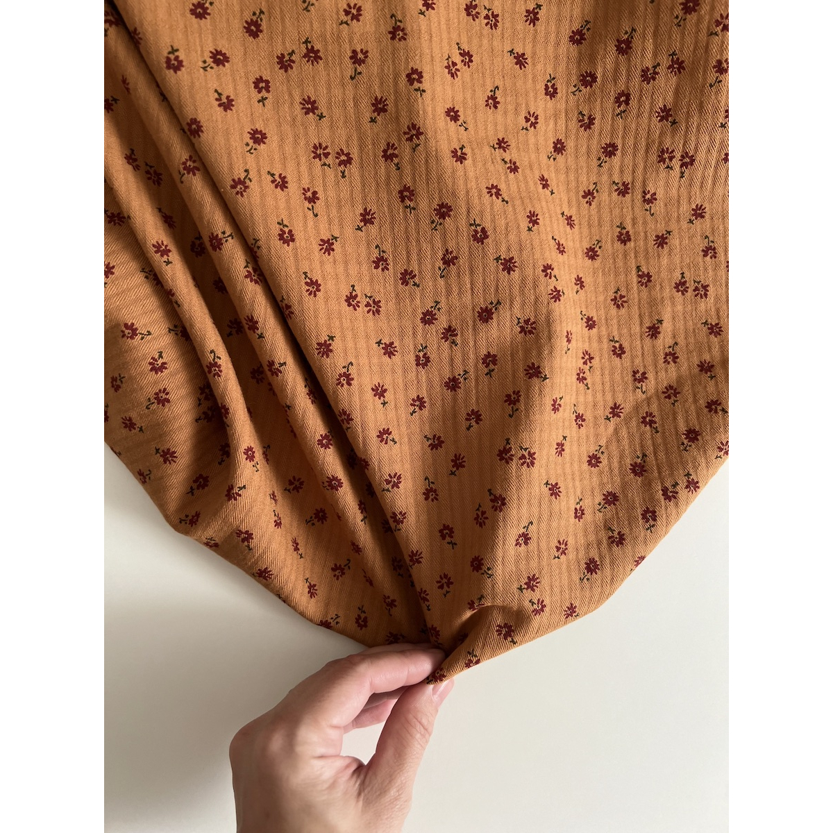 Erika - Seersucker / Coton gaufré doux fond écureuil motif fleuri Batikou - 7
