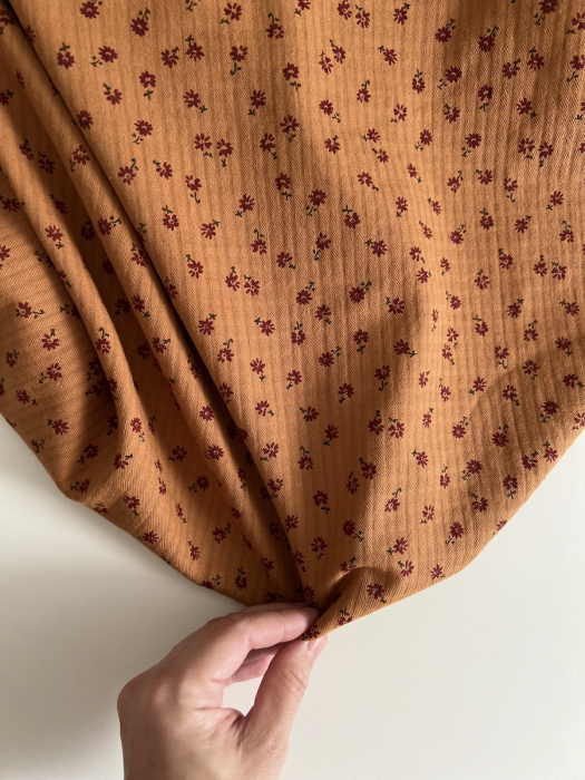 Erika - Seersucker / Coton gaufré doux fond écureuil motif fleuri Batikou - 7