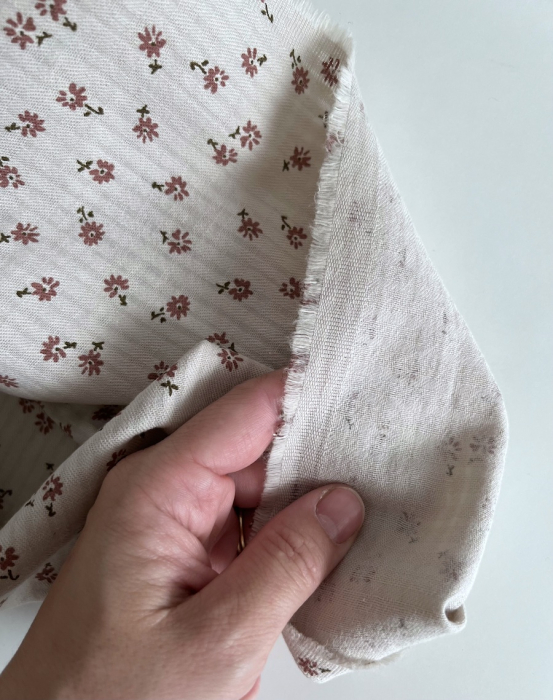 Erika - Seersucker / Coton gaufré doux fond grège motif fleuri Batikou - 3