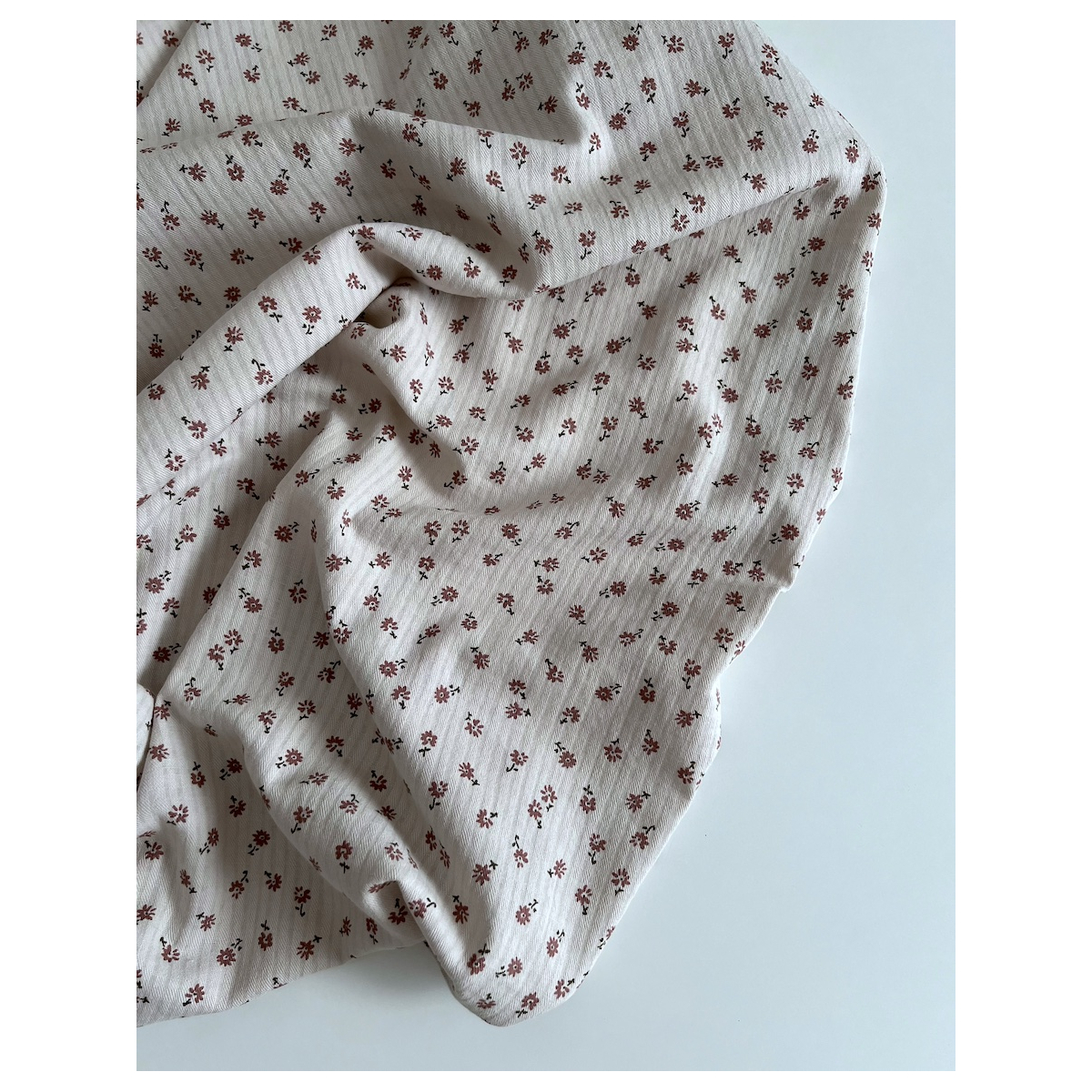 Erika - Seersucker / Coton gaufré doux fond grège motif fleuri Batikou - 4 Erika - Seersucker / Coton gaufré doux fond grège motif fleuri Batikou - 4