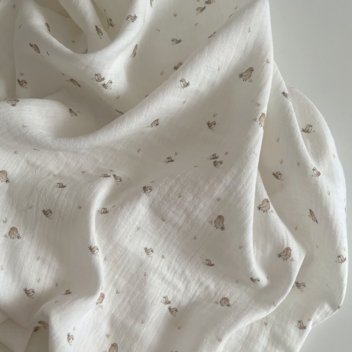 Charly - Double gaze de coton blanc lait motif petits oiseaux beige Tissus issus de l'agriculture biologique  - 1