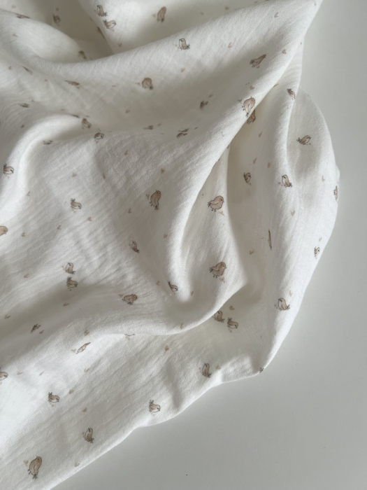 Charly - Double gaze de coton blanc lait motif petits oiseaux beige Tissus issus de l'agriculture biologique  - 8