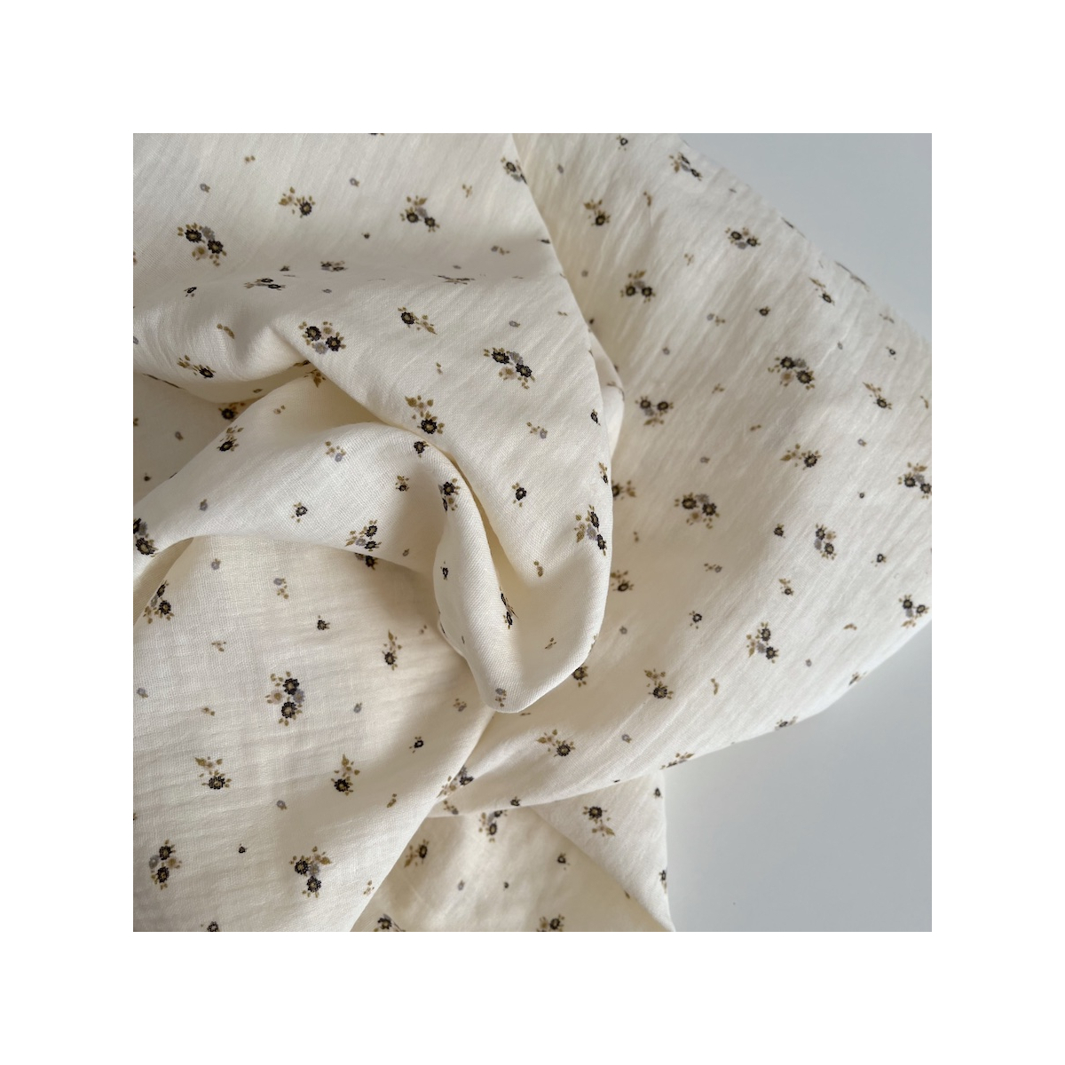 Aminata - Double gaze de coton coloris fond écru imprimé fleuri olive Tissus issus de l'agriculture biologique  - 1 Aminata - Double gaze de coton coloris fond écru imprimé fleuri olive Tissus issus de l'agriculture biologique  - 1
