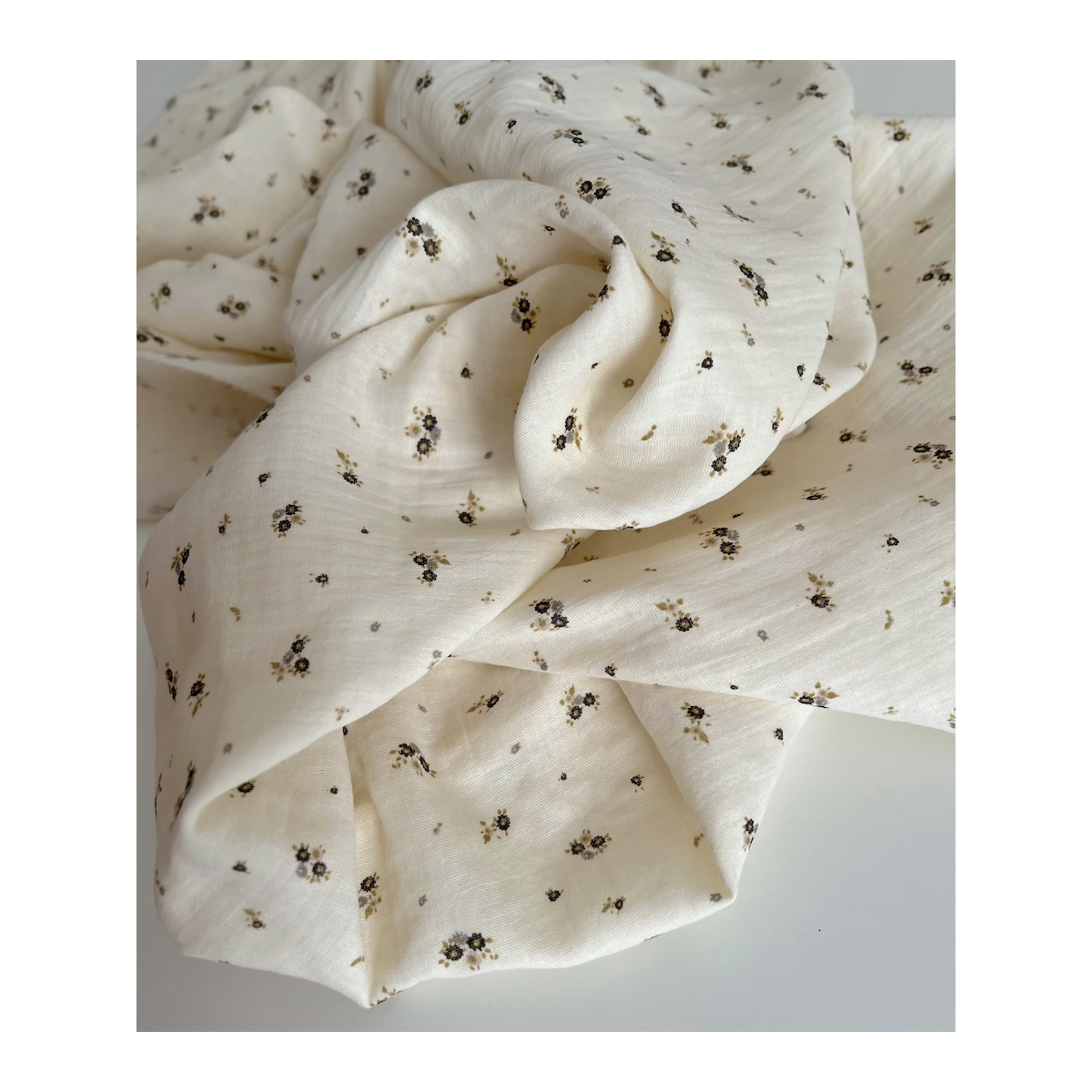 Aminata - Double gaze de coton coloris fond écru imprimé fleuri olive Tissus issus de l'agriculture biologique  - 3 Aminata - Double gaze de coton coloris fond écru imprimé fleuri olive Tissus issus de l'agriculture biologique  - 3