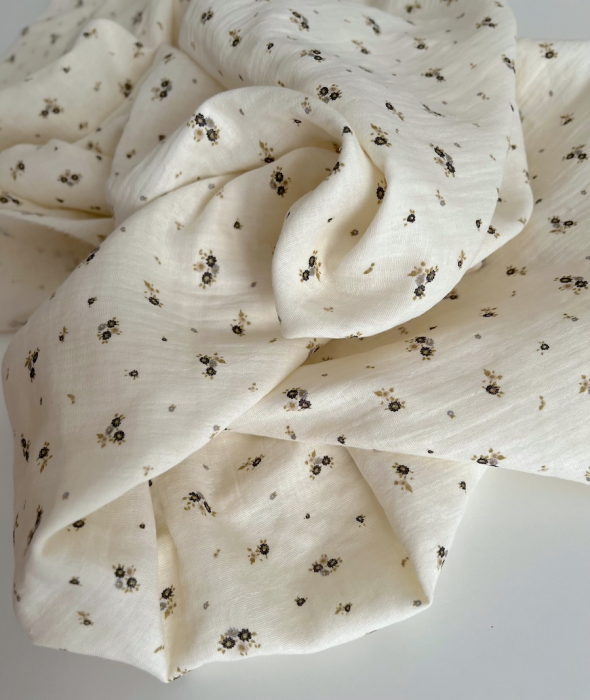 Aminata - Double gaze de coton coloris fond écru imprimé fleuri olive Tissus issus de l'agriculture biologique  - 3