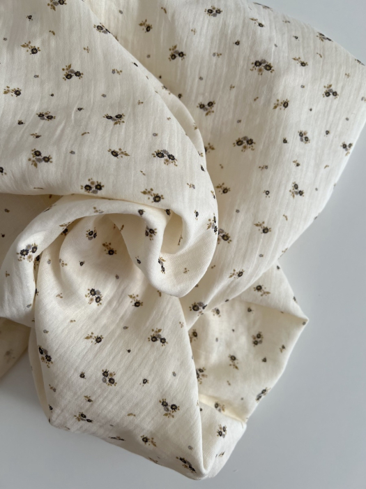 Aminata - Double gaze de coton coloris fond écru imprimé fleuri olive Tissus issus de l'agriculture biologique  - 4